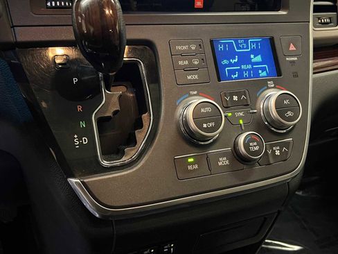 Used 2017 Toyota Sienna Limited Premium image 24