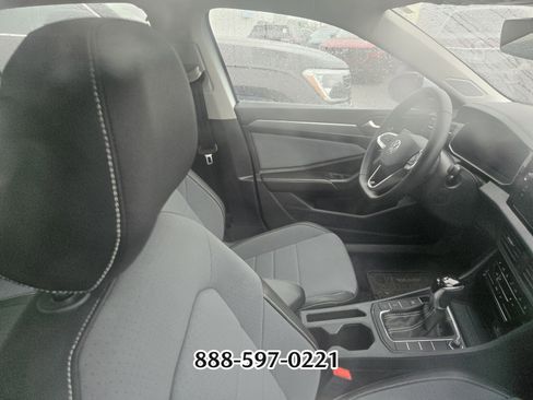 Used 2025 Volkswagen Jetta SE image 8