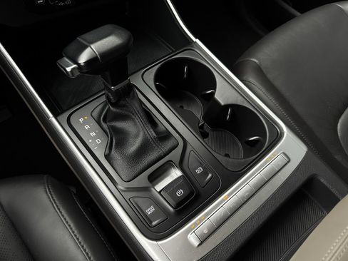 Used 2025 Kia Carnival image 4