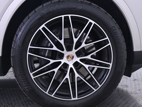Certified 2025 Porsche Cayenne AWD/4WD image 14