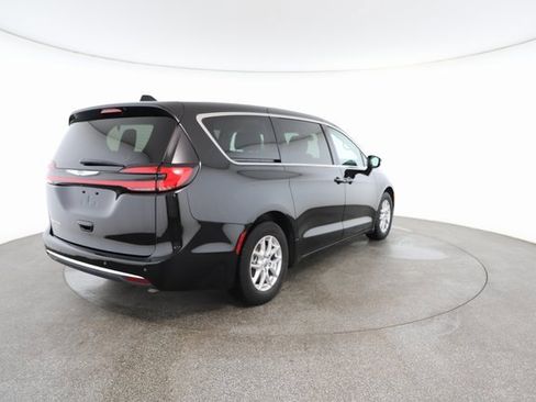 Used 2024 Chrysler Pacifica Touring-L image 17