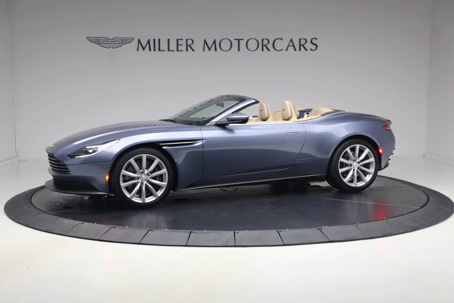 Used 2022 Aston Martin DB11 Volante RWD image 2