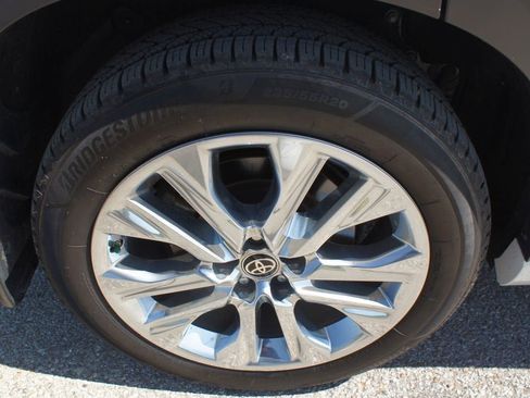 Used 2023 Toyota Highlander Limited image 29