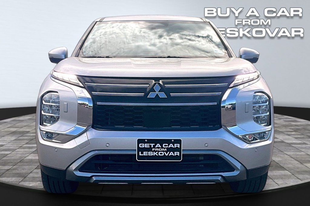 Used 2025 Mitsubishi Outlander SE AWD/4WD image 3