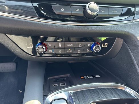 Used 2024 Buick Enclave Premium image 19