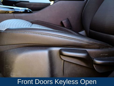 Used 2025 Chevrolet Trax LT w/ LT Convenience Package image 11