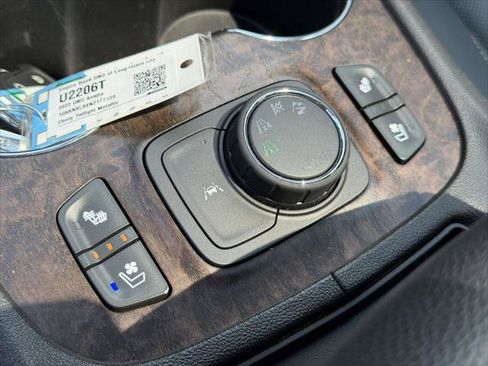 Used 2022 GMC Acadia Denali w/ Denali Technology Package AWD/4WD image 35