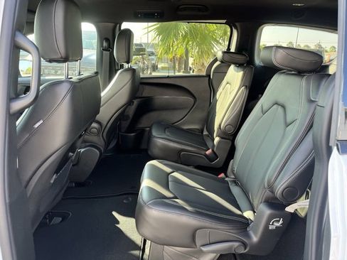 New 2026 Chrysler Pacifica Select w/ S Appearance Package image 18