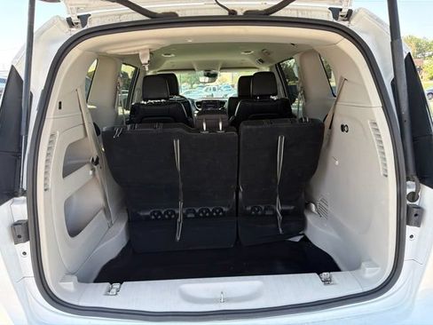 Used 2024 Chrysler Pacifica Touring-L FWD image 11