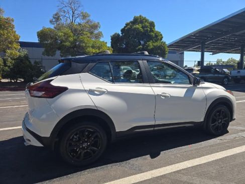 Used 2023 Nissan Kicks SR w/ SR Premium Package FWD image 3