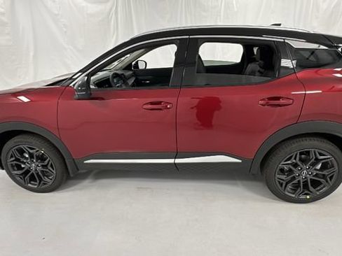 Used 2025 Nissan Kicks SR w/ Illumination Package image 6
