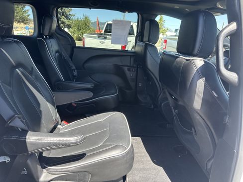 Used 2025 Chrysler Pacifica Limited FWD image 28