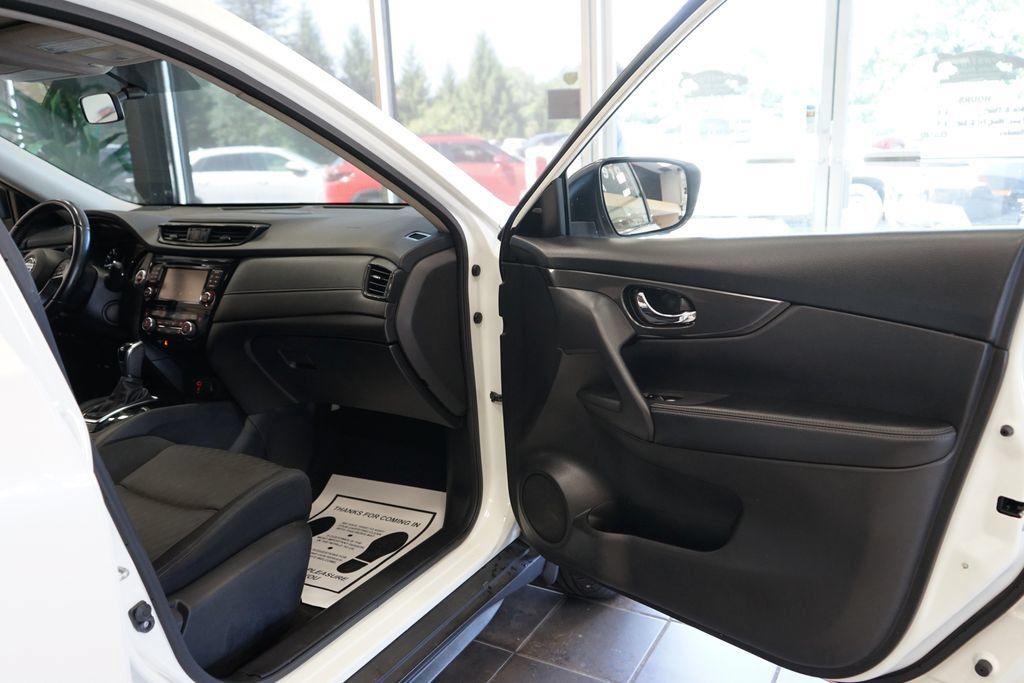 Used 2017 Nissan Rogue SV AWD/4WD image 39