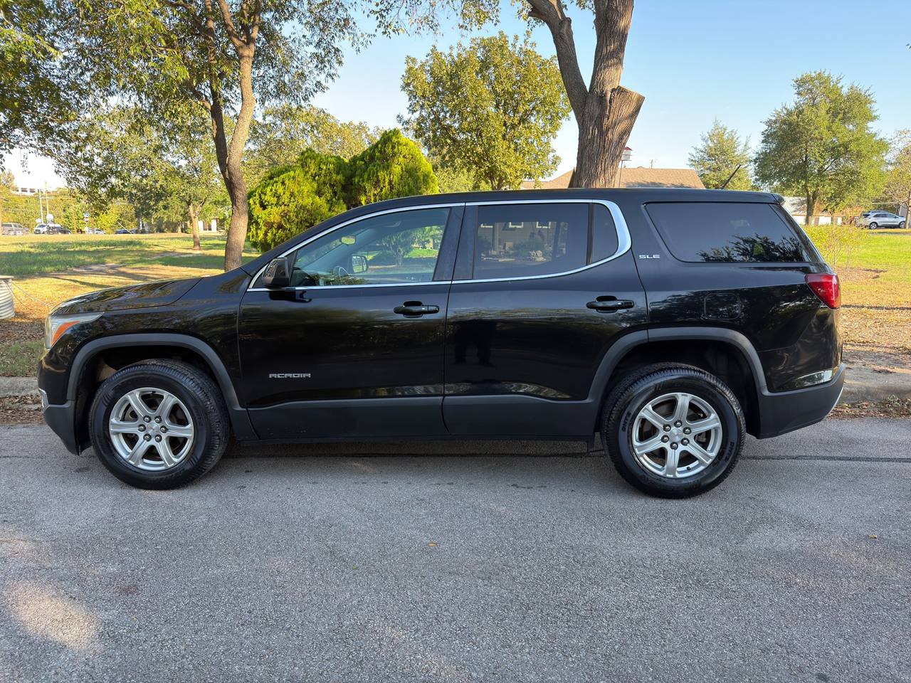 Used 2017 GMC Acadia SLE FWD image 1