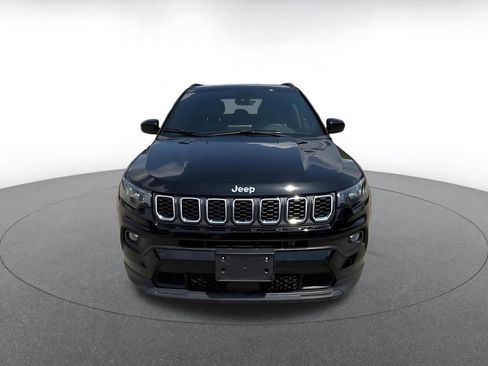 Used 2025 Jeep Compass Latitude AWD/4WD image 4