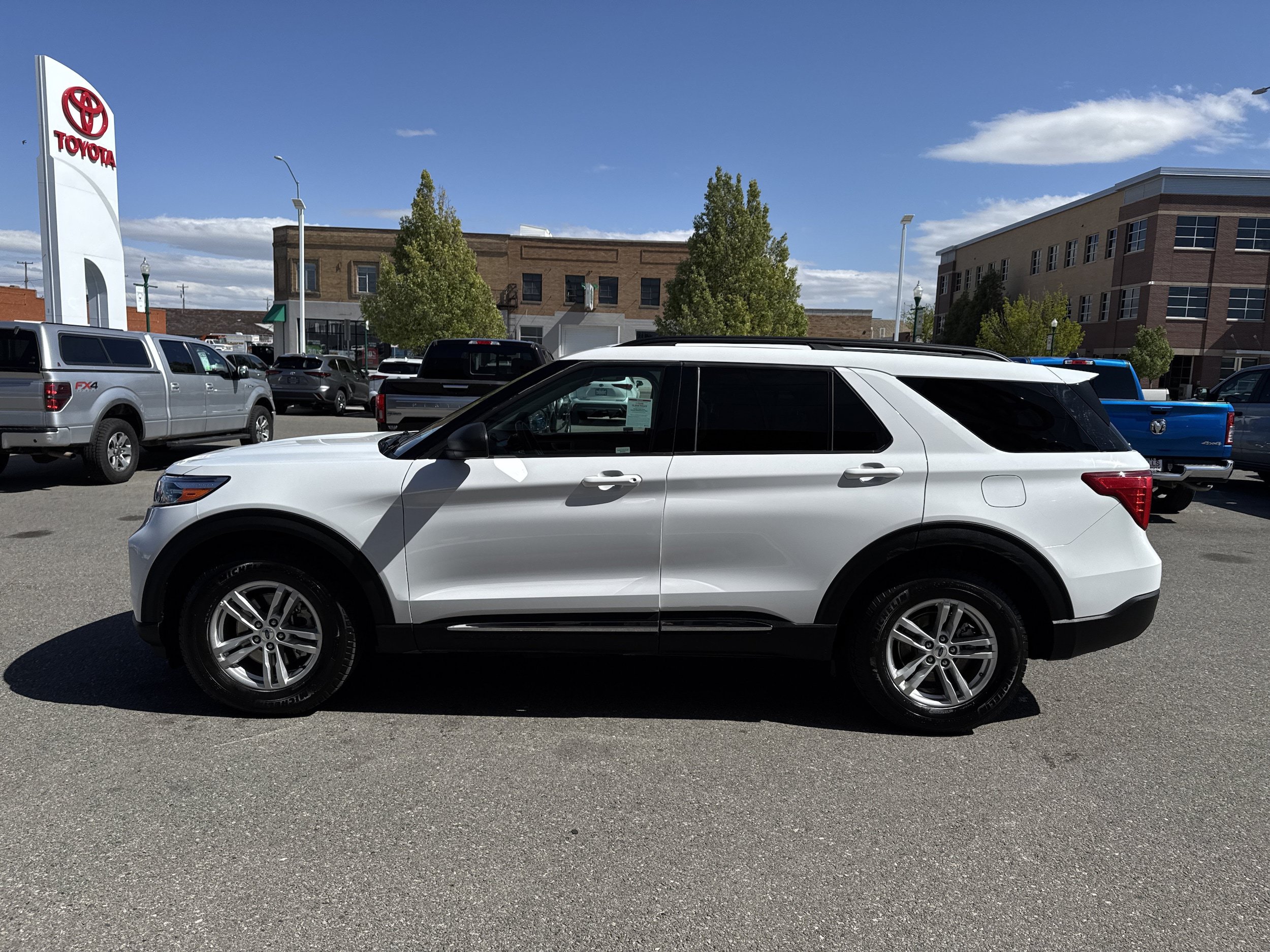 Used 2023 Ford Explorer XLT AWD/4WD image 6