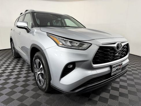 Used 2020 Toyota Highlander XLE AWD/4WD image 5