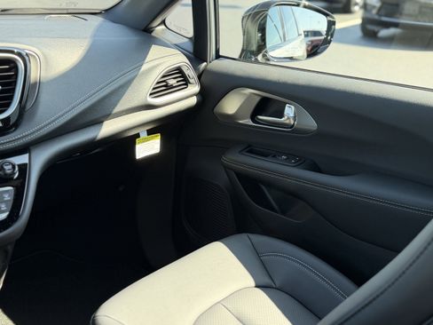 New 2026 Chrysler Pacifica Select w/ S Appearance Package image 18