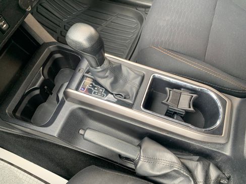 Used 2017 Toyota Tacoma SR5 w/ Tow Package RWD image 18