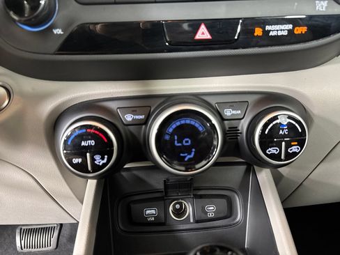 Used 2025 Hyundai Venue SEL FWD image 21