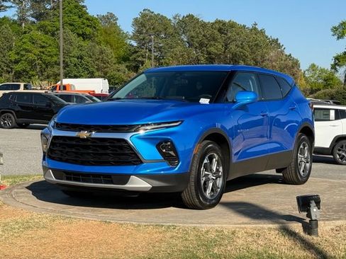 Used 2025 Chevrolet Blazer LT image 3