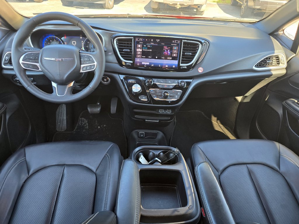 Used 2025 Chrysler Pacifica Select FWD image 5