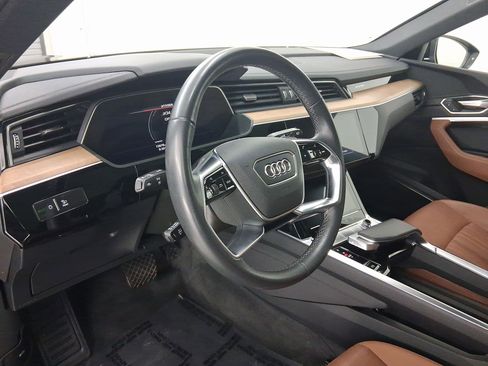 Used 2024 Audi Q8 e-tron Premium Plus w/ Premium Plus Package image 4