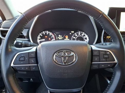 Certified 2023 Toyota Highlander XLE image 25