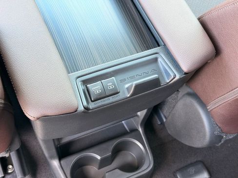 Used 2024 Toyota Sienna Platinum FWD image 17
