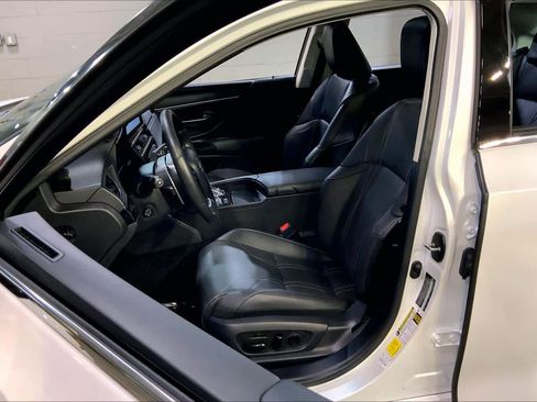 Certified 2025 Lexus ES 300h w/ Luxury Package image 8