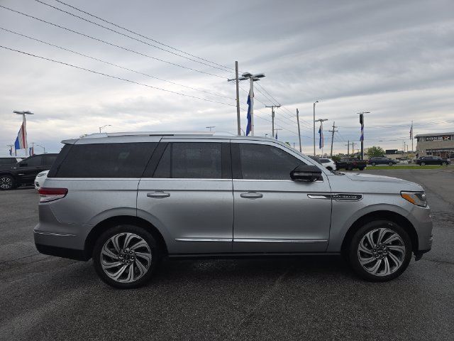 Used 2023 Lincoln Navigator Reserve AWD/4WD image 3