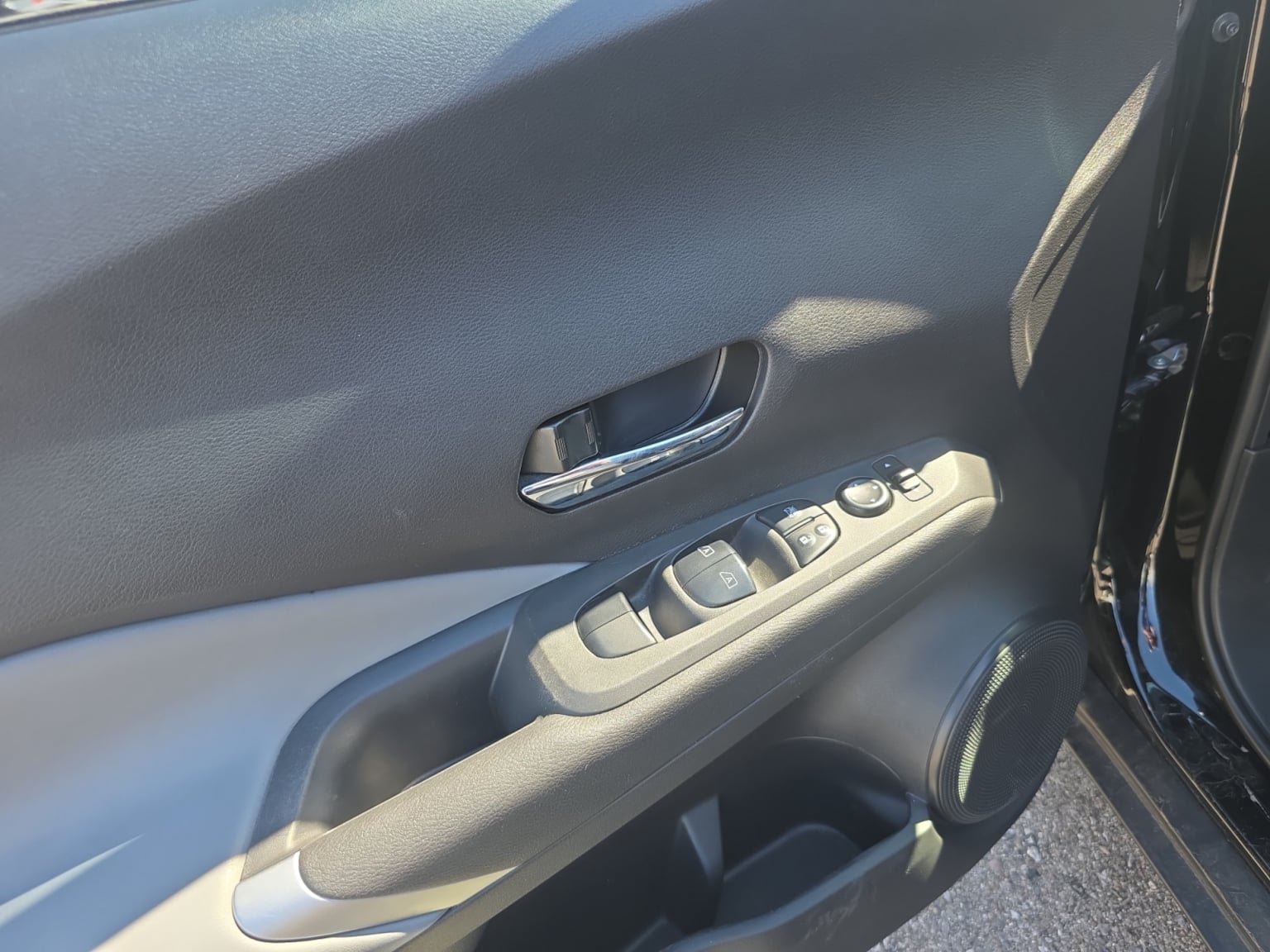 Used 2023 Nissan Kicks SR w/ SR Premium Package FWD image 11