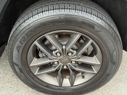 Used 2017 Jeep Grand Cherokee Laredo AWD/4WD image 8