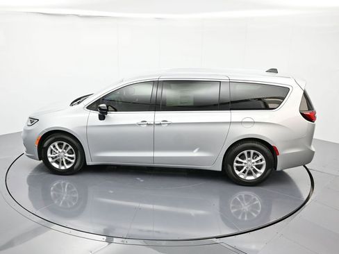 New 2026 Chrysler Pacifica Select FWD image 36