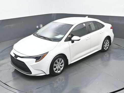 Used 2025 Toyota Corolla LE image 30
