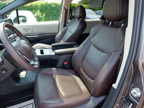 Used 2023 Toyota Sienna Platinum AWD/4WD image 23