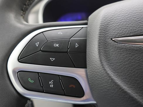 Used 2024 Chrysler Pacifica Touring-L image 16