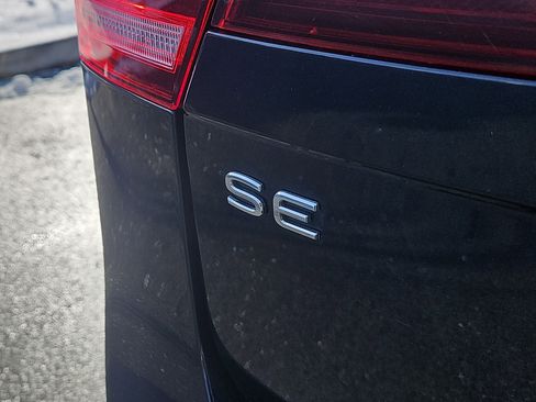 Certified 2022 Volkswagen Tiguan SE image 6