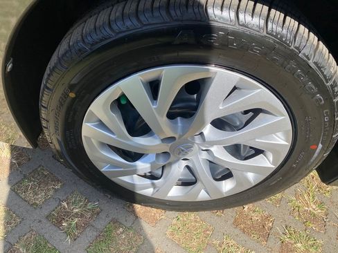 Used 2019 Toyota Corolla LE image 9