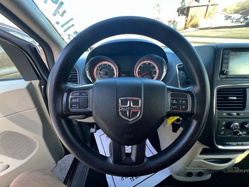 Used 2018 Dodge Grand Caravan SE w/ UConnect Hands-Free Group image 8