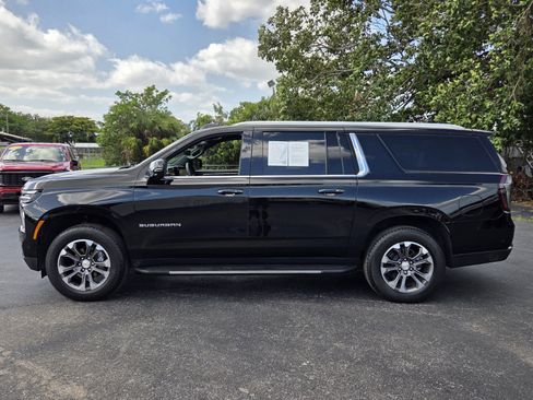 Used 2025 Chevrolet Suburban LT w/ Comfort Package RWD image 2