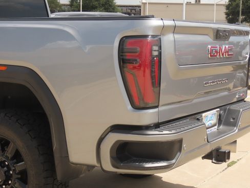 Used 2024 GMC Sierra 2500 AT4 AWD/4WD image 15