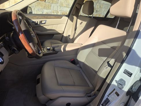 Used 2010 Mercedes-Benz E 350 4MATIC Sedan image 5