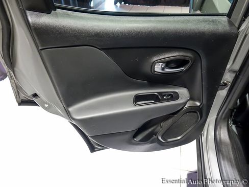 Used 2020 Jeep Renegade Altitude FWD image 23