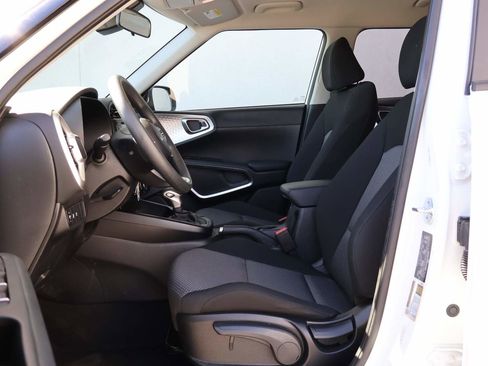 Used 2025 Kia Soul LX image 8
