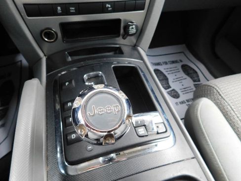 Used 2006 Jeep Commander 4WD w/ Popular Equipment Group image 32