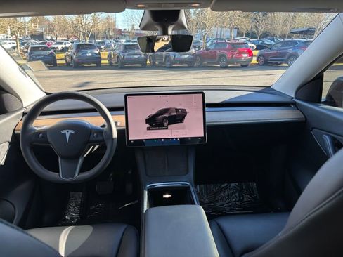 Used 2022 Tesla Model Y Long Range image 12
