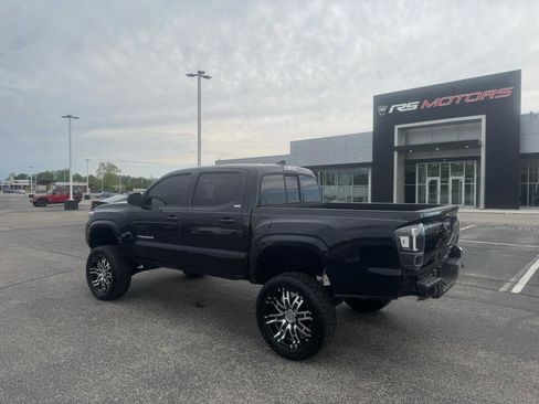 Used 2018 Toyota Tacoma SR5 RWD image 2