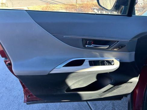 Used 2021 Toyota Venza XLE w/ Softex Package image 10