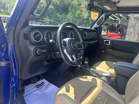 Used 2018 Jeep Wrangler Unlimited Sahara AWD/4WD image 12